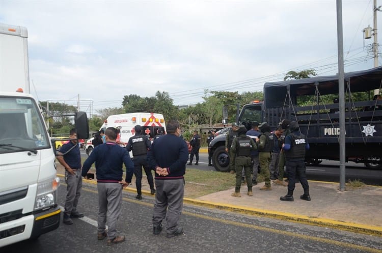Se agarran a golpes tras aparatoso accidente en la Veracruz - Xalapa