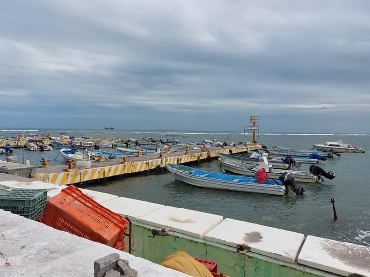 Pescadores de Veracruz llaman a compañeros a no salir al mar con mal tiempo
