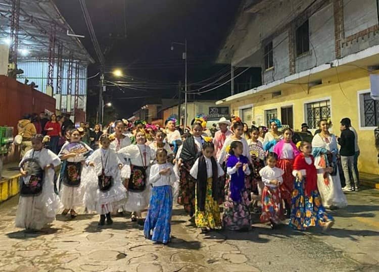 Iluminan Casa de Cultura y pasean la tradicional Rama en Misantla