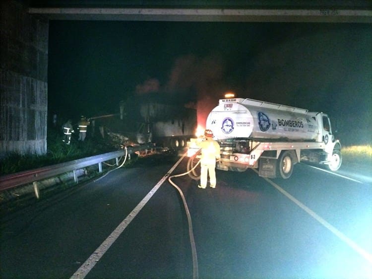 Tras choque, se incendia tráiler en la autopista Cardel-Poza Rica