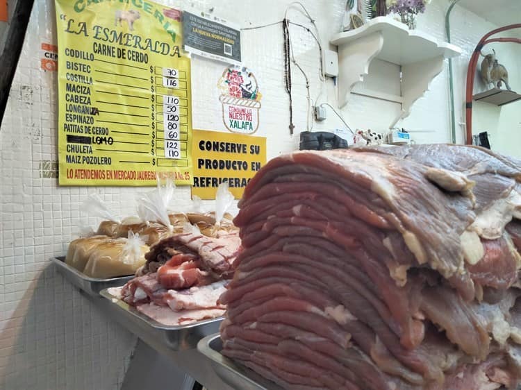 ¡No repuntan las ventas! A días de Navidad, comerciantes de carne en Xalapa esperan clientes
