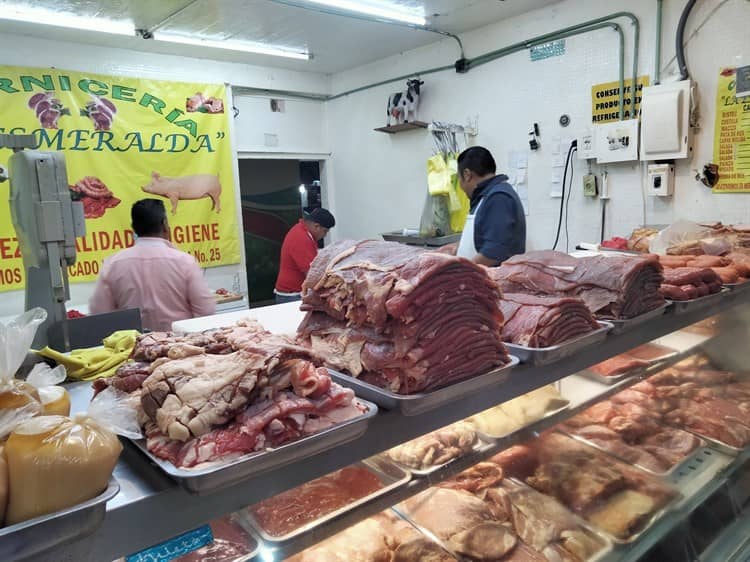¡No repuntan las ventas! A días de Navidad, comerciantes de carne en Xalapa esperan clientes
