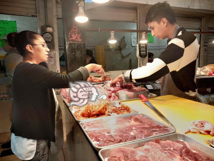 ¡No repuntan las ventas! A días de Navidad, comerciantes de carne en Xalapa esperan clientes