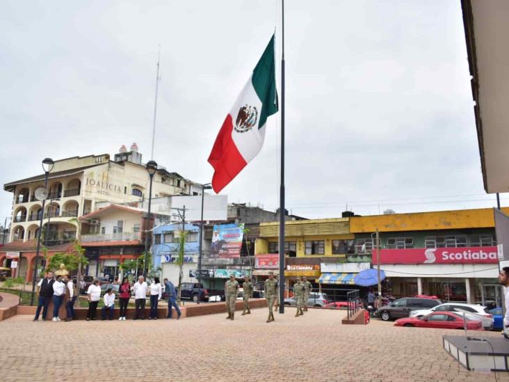 Izan bandera por aniversario luctuoso de Morelos, en Acayucan