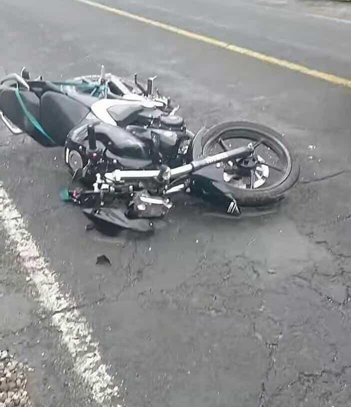 Motociclista resulta lesionado tras chocar contra taxi en Huatusco