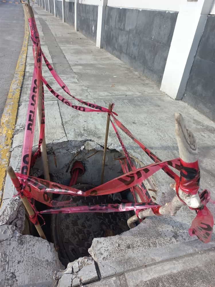 Con palos y cinta preventiva, ciudadanos alertan sobre registro deteriorado en Boca del Río