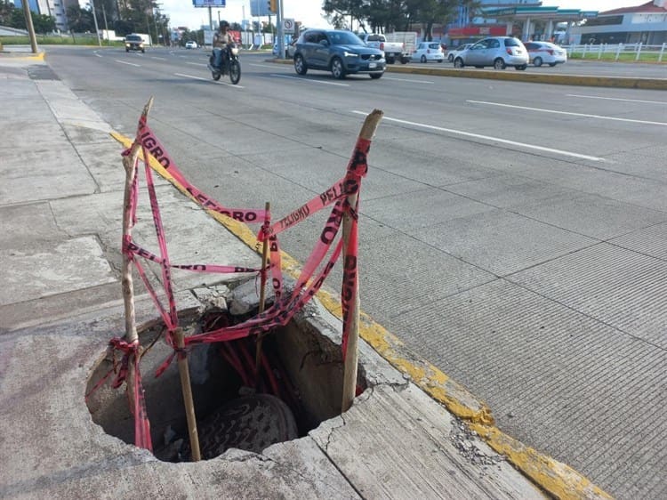 Con palos y cinta preventiva, ciudadanos alertan sobre registro deteriorado en Boca del Río