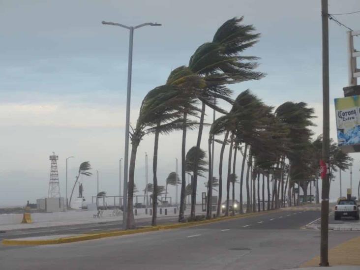 Norte alcanzó los 120 km/h en Veracruz; se mantendrá este sábado