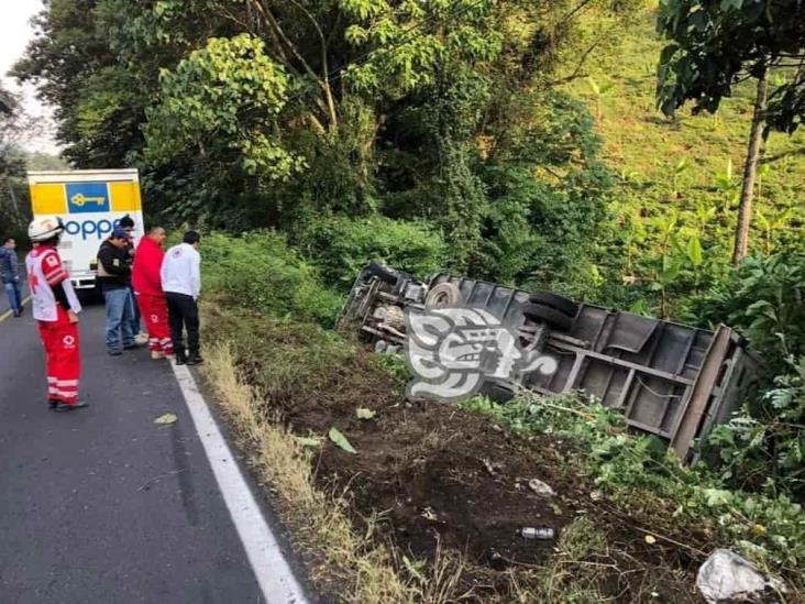 Por exceso de velocidad, vuelca camioneta de carga en Coscomatepec