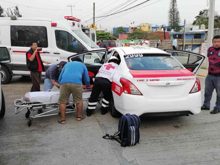 Dos lesionados: Choque de ambulancia del IMSS y taxi en Coatzacoalcos