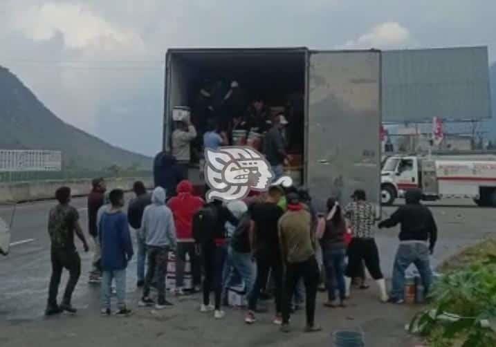 Tradición de rapiña en Veracruz: vacían tráiler que sufrió conato de incendio en Nogales (+Video)
