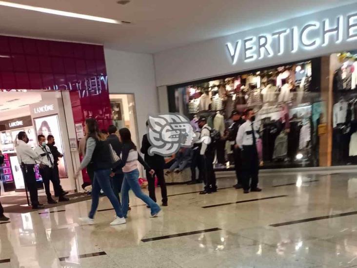 La detienen intentando robar en plaza comercial de Orizaba