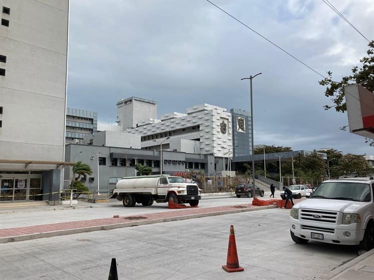 Se desprenden letras de la Torre Pediátrica de Veracruz por fuerte norte