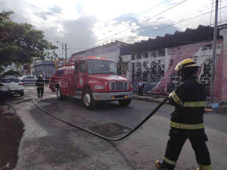 ¡Se le quema todo!; mujer pierde sus pertenencias con incendio en colonia de Veracruz