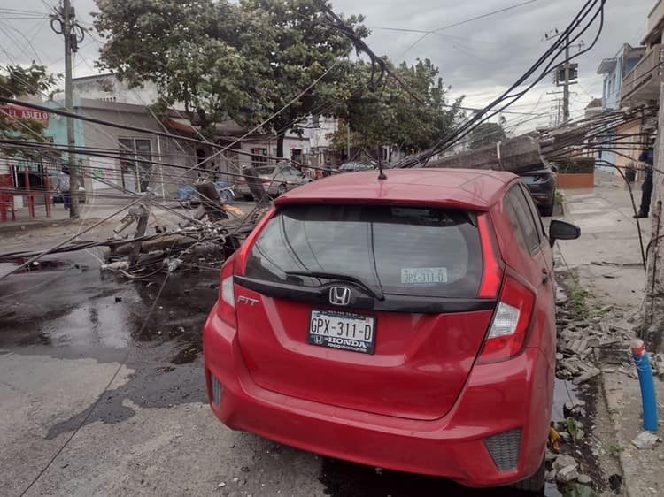 Cae transformador sobre coche por fuertes vientos de norte en Veracruz (+Video)