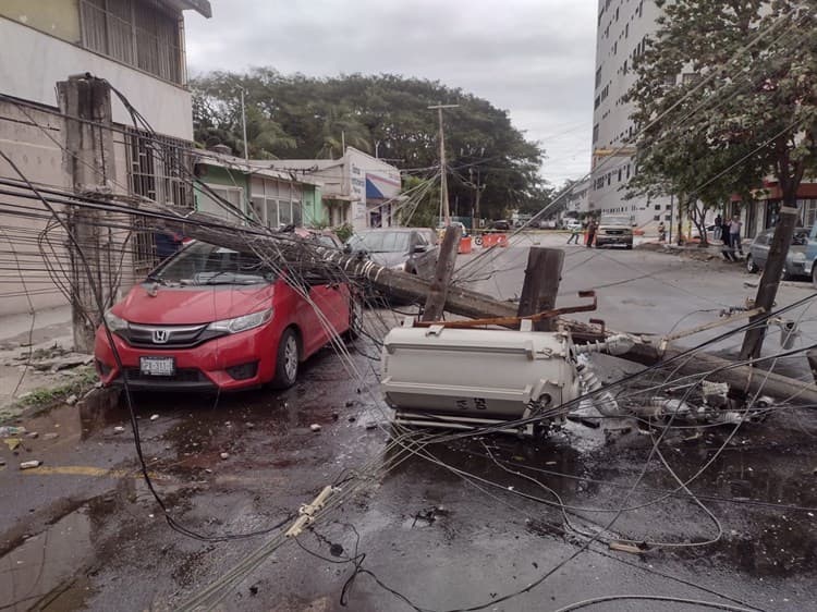 Cae transformador sobre coche por fuertes vientos de norte en Veracruz (+Video)