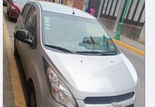 “Dejaste la llave puesta”: ciudadano en Coatepec cuida auto ajeno para que no lo roben