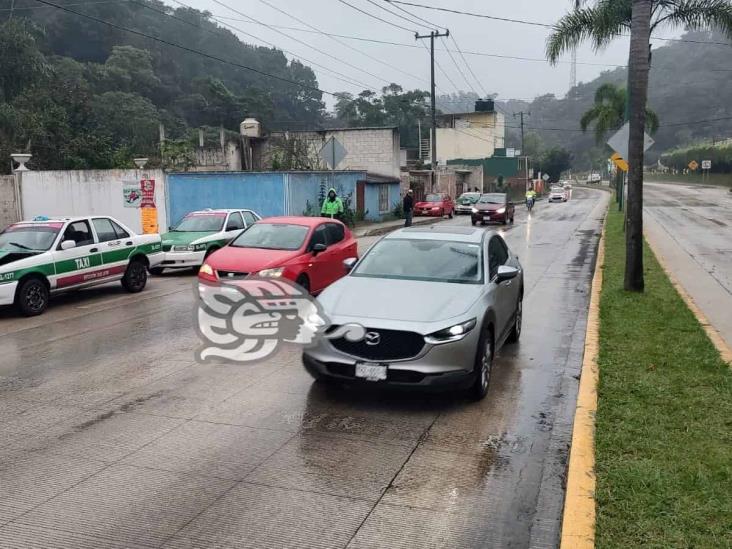 Reportan choque por alcance entre 4 vehículos en bulevar Xalapa-Coatepec