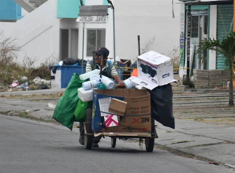 Se acumula basura navideña en Puente Moreno