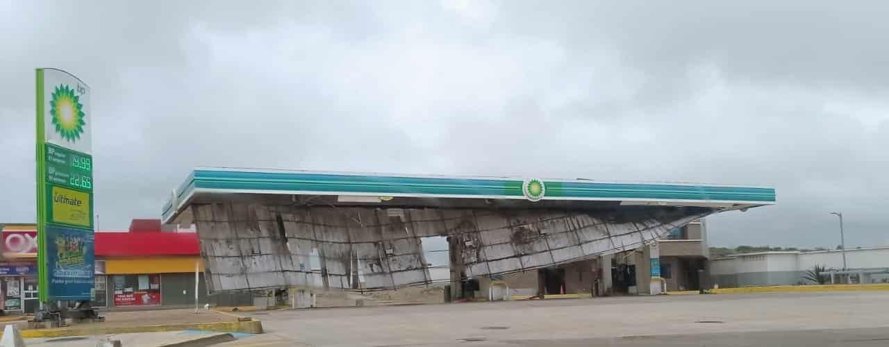 Potentes rachas dañan estructura de gasolinera en el Malecón