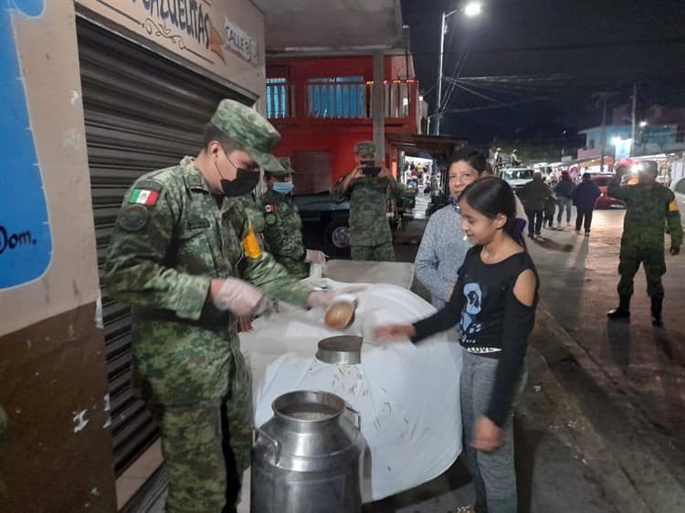 Militares reparten comida y bebidas para el frío en Boca del Río