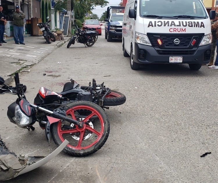 Taxi embiste a motociclistas en Cosamaloapan; dos heridos
