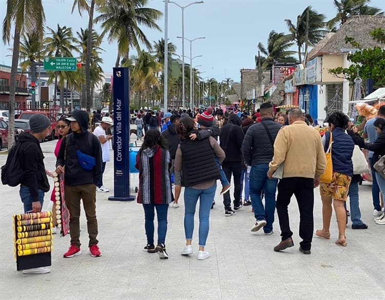 Turistas disfrutan la playa de Veracruz con todo y frío