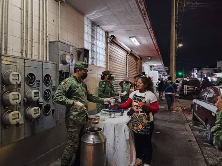 En vísperas de Navidad, personal del Hospital Militar reparte comida en calles de Veracruz