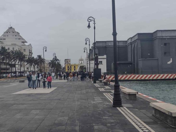Pese a los vientos de norte, turistas recorren el centro de Veracruz (+Video)