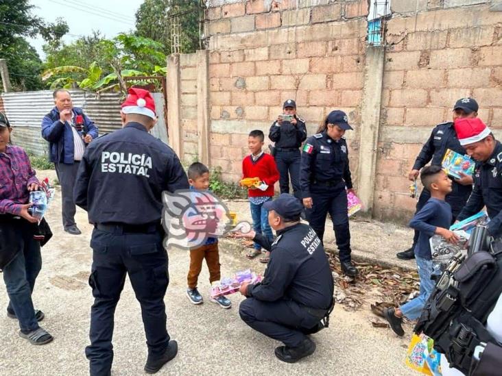 Policías Estatales entregan juguetes a niñas y niños en Cosoleacaque