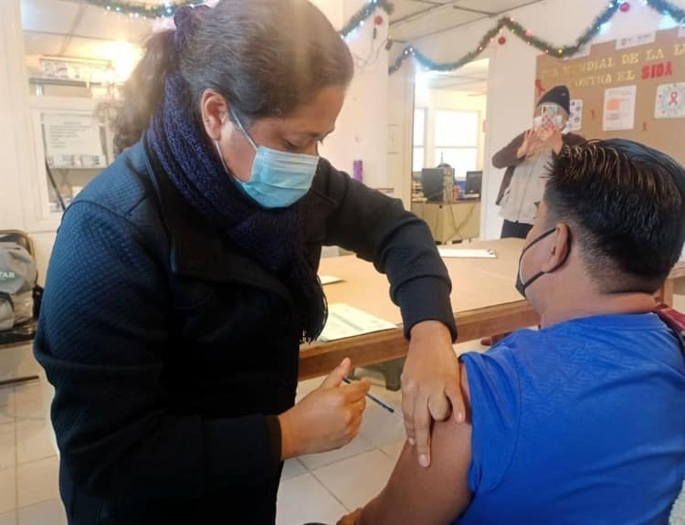Con poca afluencia aplican vacuna Abdala contra covid-19 en Poza Rica