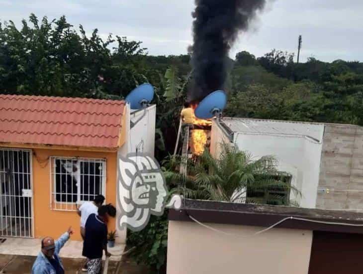 Incendio por cortocircuito en vivienda de Las Cruces, en Acayucan