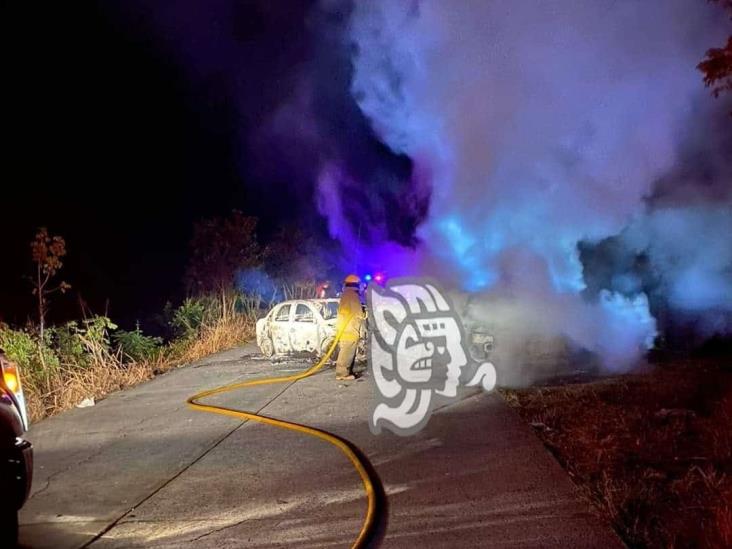 Se incendian taxi y auto tras chocar en la zona centro de Veracruz; hay seis heridos