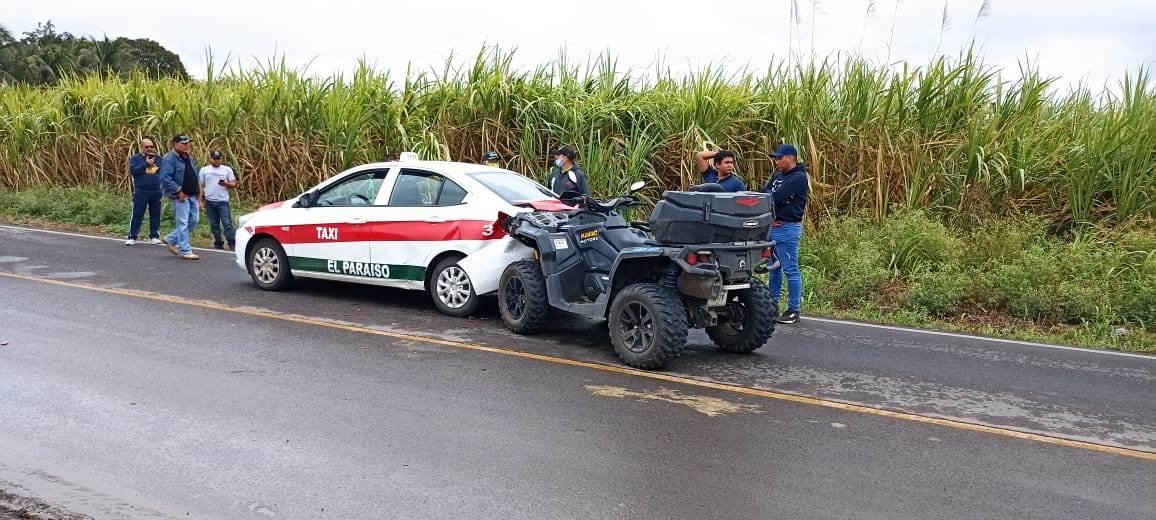 Choca cuatrimoto con taxi en carretera de Úrsulo Galván