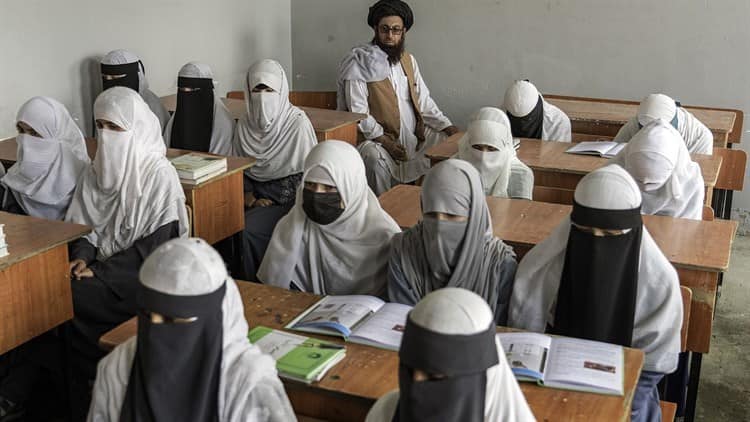 Afganistán: prohíben a mujeres trabajar en ONG