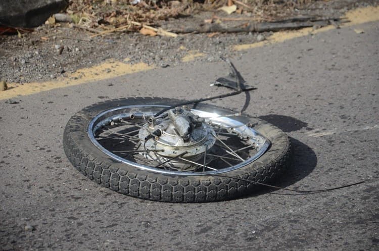 Tráiler impacta a motociclista; falleció sobre la carretera Boca del Río-Paso del Toro