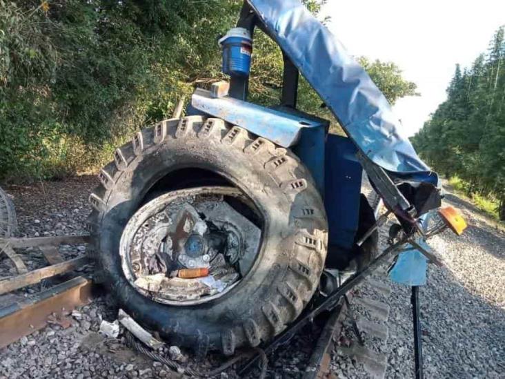 Tren arrolla tractor de ingenio Tres Valles; conductor se salva de milagro