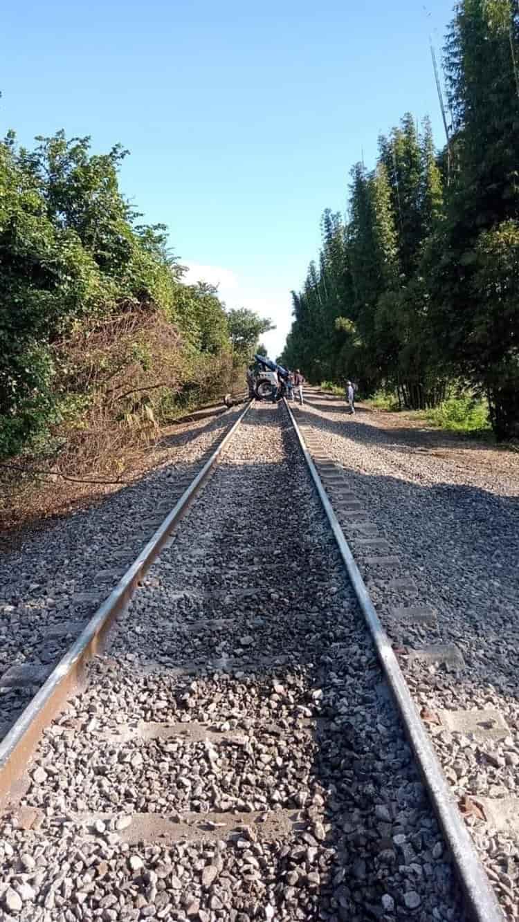 Tren arrolla tractor de ingenio Tres Valles; conductor se salva de milagro