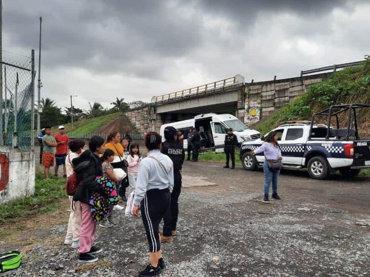 Camioneta se sale del camino en Medellín de Bravo; dos menores resultaron lesionados