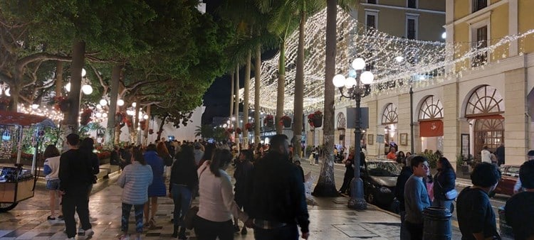 Zócalo de Veracruz registra mayor afluencia de turistas que disfrutan del ambiente fresco