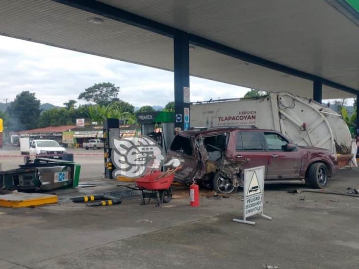 Tráiler causa destrozos tras chocar contra camioneta en gasolinera de Tlapacoyan