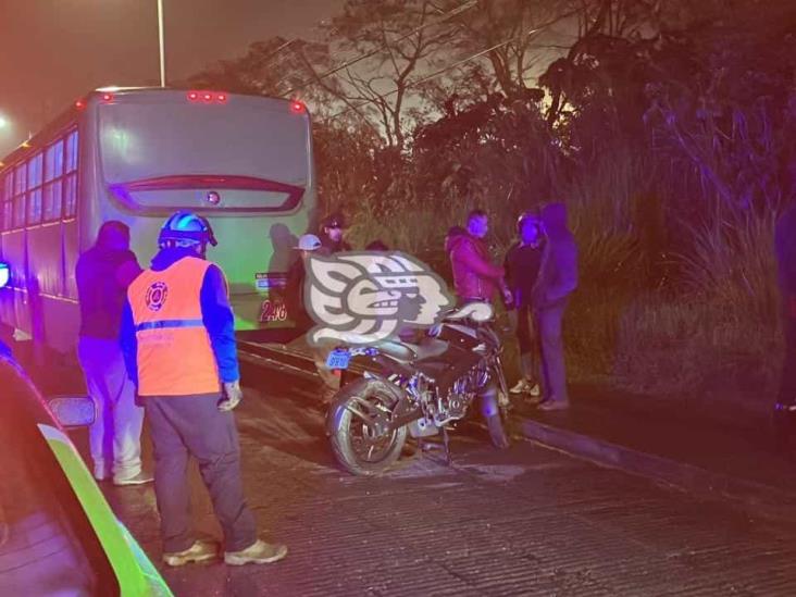 Motociclista derrapa y termina debajo de urbano en Ixtaczoquitlán; no hubo lesionados