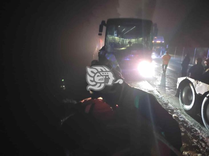 ¡De milagro! Autobús casi cae de un puente en la Orizaba-Córdoba