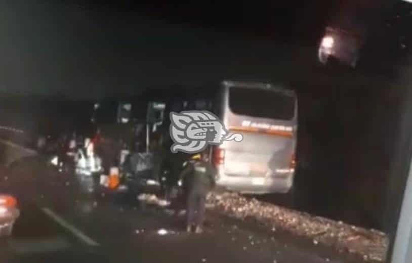 ¡De milagro! Autobús casi cae de un puente en la Orizaba-Córdoba