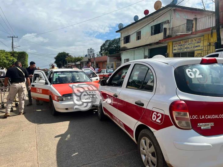 Choque de taxis en barrio de Acayucan deja 2 mujeres heridas