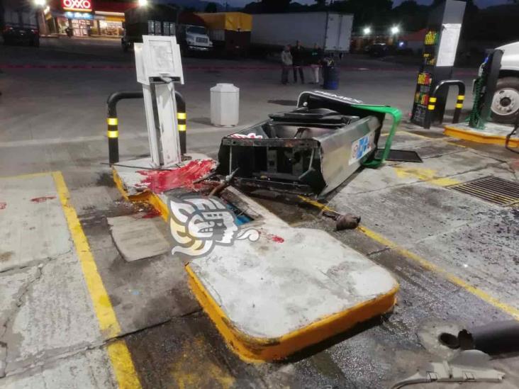 Tras accidente en gasolinera, muere conductor de tráiler en Tlapacoyan