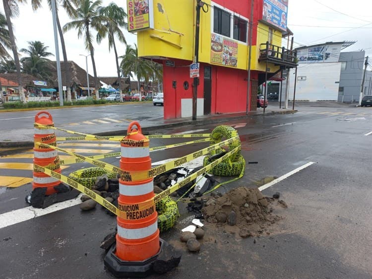 Autoridades reparan socavón que se formó en calles de Veracruz