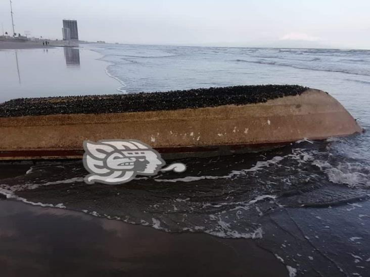 Recala embarcación en playas de Coatzacoalcos