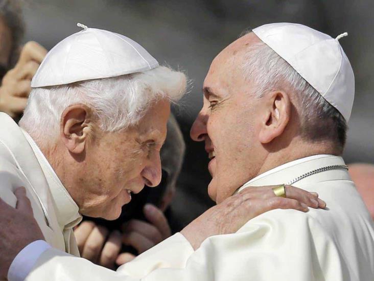 Llama Papa Francisco a orar por Benedicto XVI; su salud empeora