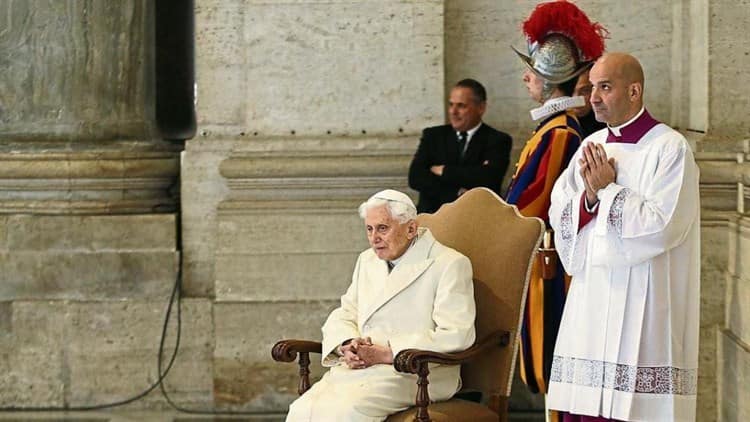 Papa Francisco confirma salud crítica de Benedicto XVI